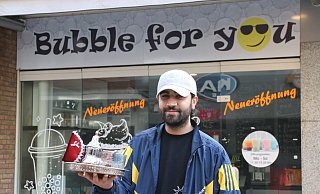 Hat mit "Bubble for you" sein zweites Standbein neben dem Imbiss Andalusien an der Bäckerstraße eröffnet: Nadir Serroukh (30). - Claus Frickemeier Hat mit "Bubble for you" sein zweites Standbein neben dem Imbiss Andalusien an der Bäckerstraße eröffnet: Nadir Serroukh (30). - Claus Frickemeier