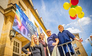 Die Sonne strahlt über dem Alten Markt. Mit ihr Louisa von Scheve und Nora von Linden vom Organisationsteam, Intendant Michael Heicks und Marketing-Chefin Charlotte Höpker ?Foto: Mike-Dennis Müller - Mike-Dennis Müller / www.mdm.photo Die Sonne strahlt über dem Alten Markt. Mit ihr Louisa von Scheve und Nora von Linden vom Organisationsteam, Intendant Michael Heicks und Marketing-Chefin Charlotte Höpker ?Foto: Mike-Dennis Müller - Mike-Dennis Müller / www.mdm.photo