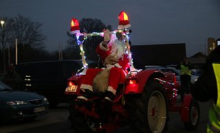 Auf einem bunt beleuchteten Traktor lässt sich der Nikolaus zum Parkplatz von Edeka Brinkmann fahren, bevor er gemeinsam mit den Kindern zum Laternenumzug loszieht. - Anthea Moschner Auf einem bunt beleuchteten Traktor lässt sich der Nikolaus zum Parkplatz von Edeka Brinkmann fahren, bevor er gemeinsam mit den Kindern zum Laternenumzug loszieht. - Anthea Moschner