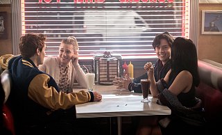 KJ Apa als Archie Andrews, Lili Reinhart als Betty Cooper, Cole Sprouse als Jughead Jones und Camila Mendes als Veronica Lodge in einer Szene aus „Riverdale“. - picture alliance/AP Photo | Diyah Pera KJ Apa als Archie Andrews, Lili Reinhart als Betty Cooper, Cole Sprouse als Jughead Jones und Camila Mendes als Veronica Lodge in einer Szene aus „Riverdale“. - picture alliance/AP Photo | Diyah Pera