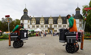 Das Duo "Cirq Poubelle" während ihrer Performance einer spielerischen Aufräumaktion mitsamt ihrer Mini-Müllwagen. - Felix Schwien Das Duo "Cirq Poubelle" während ihrer Performance einer spielerischen Aufräumaktion mitsamt ihrer Mini-Müllwagen. - Felix Schwien
