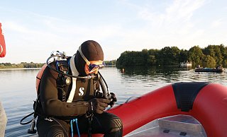 Rettungstaucher Markus Fortmeier von der DLRG Delbrück musste bei der ersten Suchaktion ohne Echolot-Unterstützung auskommen. - Sven Hauhart Rettungstaucher Markus Fortmeier von der DLRG Delbrück musste bei der ersten Suchaktion ohne Echolot-Unterstützung auskommen. - Sven Hauhart