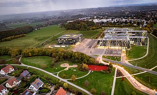 Über den Campus soll die Stadtbahn führen. Rechts im Bild die Hochschule Bielefeld, in der Mitte das Citec-Gebäude der Uni, dahinter der Weg, der etwa den Streckenverlauf markiert. - Mike-Dennis Müller / www.mdm.photo Über den Campus soll die Stadtbahn führen. Rechts im Bild die Hochschule Bielefeld, in der Mitte das Citec-Gebäude der Uni, dahinter der Weg, der etwa den Streckenverlauf markiert. - Mike-Dennis Müller / www.mdm.photo