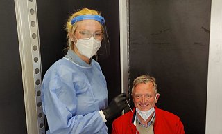 Der Bürener Unternehmer Martin Stich setzt sich als Vorsitzender des Vereins Bock auf Büren für die heimische Wirtschaft ein. Hier lässt er sich von Katrin Gausmann testen. - Stich Der Bürener Unternehmer Martin Stich setzt sich als Vorsitzender des Vereins Bock auf Büren für die heimische Wirtschaft ein. Hier lässt er sich von Katrin Gausmann testen. - Stich