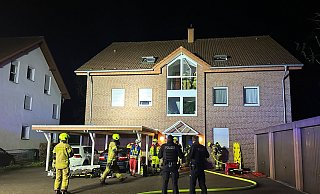 Bei der Rauchentwicklung in einer Wohnung im Dachgeschoss hatte ein Bewohner Rauchgas eingeatmet und musste vom Rettungsdienst gesichtet werden. - Ralph Meyer Bei der Rauchentwicklung in einer Wohnung im Dachgeschoss hatte ein Bewohner Rauchgas eingeatmet und musste vom Rettungsdienst gesichtet werden. - Ralph Meyer