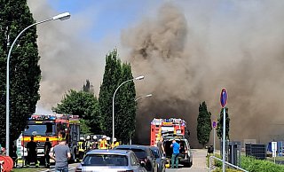 Das Außengelände der Firma Hennemann in Espelkamp steht in Flammen.Starke Rauchentwicklung über der Stadt. - Joern Spreen-Ledebur Das Außengelände der Firma Hennemann in Espelkamp steht in Flammen.Starke Rauchentwicklung über der Stadt. - Joern Spreen-Ledebur