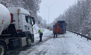 Ein Tanklastzug der die L817 zwischen Lichtenau und Husen blockierte wurde zu einem Fall für den Abschleppdienst. - Polizei Paderborn Ein Tanklastzug der die L817 zwischen Lichtenau und Husen blockierte wurde zu einem Fall für den Abschleppdienst. - Polizei Paderborn