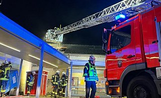 Die Drehleiter kam Freitagabend an der Grundschule Langenheide zum Einsatz. Flammen eines brennenden Müllcontainers hatten Dach und Fassade des Gebäudes erreicht. - Feuerwehr Werther Die Drehleiter kam Freitagabend an der Grundschule Langenheide zum Einsatz. Flammen eines brennenden Müllcontainers hatten Dach und Fassade des Gebäudes erreicht. - Feuerwehr Werther