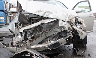 Das Auto nahm starken Schaden. - Polizei Minden-Lübbecke Das Auto nahm starken Schaden. - Polizei Minden-Lübbecke