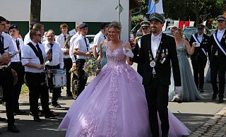 Die hübsche Königin im fliederfarbenen Kleid mit weitem Rock und fließender Spitze zog beim Festumzug am Sonntag an der Hand des jungen Königs alle Blicke auf sich. - Fynn Müller Die hübsche Königin im fliederfarbenen Kleid mit weitem Rock und fließender Spitze zog beim Festumzug am Sonntag an der Hand des jungen Königs alle Blicke auf sich. - Fynn Müller