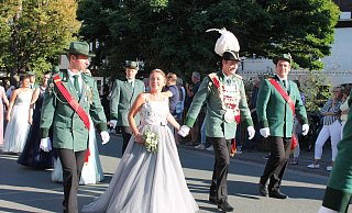 Der neue Warburger Bezirkskönig Wolfgang Mönnikes mit seiner Ehefrau Bianca aus Dringenberg beim Umzug durch Bühne. - Manuela Puls Der neue Warburger Bezirkskönig Wolfgang Mönnikes mit seiner Ehefrau Bianca aus Dringenberg beim Umzug durch Bühne. - Manuela Puls