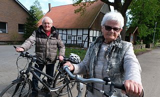Die Geschwister Alfred und Margret Gerke radeln seit Kindertagen durch Rehme. Außgerechnet der 84-jährigen Margret haben Unbekannte das abgeschlossene Fahrrad von einer Bushaltestelle in Eidinghausen gestohlen. - Ulf Hanke Die Geschwister Alfred und Margret Gerke radeln seit Kindertagen durch Rehme. Außgerechnet der 84-jährigen Margret haben Unbekannte das abgeschlossene Fahrrad von einer Bushaltestelle in Eidinghausen gestohlen. - Ulf Hanke