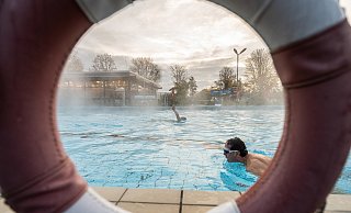 Zwei Badegäste ziehen bei einer Außentemperatur von 1 Grad ihre Bahnen im von Wasserdampf aufsteigenden Schwimmbecken von 28 Grad. - Guido Kirchner Zwei Badegäste ziehen bei einer Außentemperatur von 1 Grad ihre Bahnen im von Wasserdampf aufsteigenden Schwimmbecken von 28 Grad. - Guido Kirchner