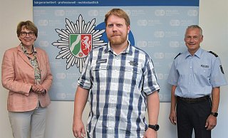 Dr. Katharina Giere und Polizeidirektor Michael Erdmann ehrten Lebensretter D. Hennig (m.) für seinen selbstlosen Einsatz. - Polizei Bielefeld Dr. Katharina Giere und Polizeidirektor Michael Erdmann ehrten Lebensretter D. Hennig (m.) für seinen selbstlosen Einsatz. - Polizei Bielefeld