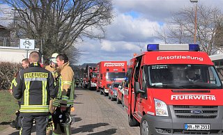 Die Feuerwehren waren mit zahlreichen Kräften angerückt. So war auch der ABC-Zug Nord, der von Bad Driburg, Steinheim, Nieheim und Marienmünster gestellt wird, im Einsatz. - David Schellenberg Die Feuerwehren waren mit zahlreichen Kräften angerückt. So war auch der ABC-Zug Nord, der von Bad Driburg, Steinheim, Nieheim und Marienmünster gestellt wird, im Einsatz. - David Schellenberg