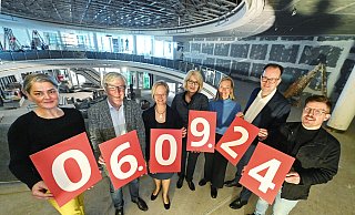 V.l. Architektin Friederieke Kriete, Dezernent Udo Witthaus, Uni-Rektorin Angelika Epple, HSBI-Präsidentin Ingeborg Schramm-Wölk, Gesa Fischer (Wissenswerkstadt), Martin Knabenreich (Bielefeld Marketing) und Giovanni Fusarelli (Wissenswerkstadt) freuen sich auf die Eröffnung. - Barbara Franke V.l. Architektin Friederieke Kriete, Dezernent Udo Witthaus, Uni-Rektorin Angelika Epple, HSBI-Präsidentin Ingeborg Schramm-Wölk, Gesa Fischer (Wissenswerkstadt), Martin Knabenreich (Bielefeld Marketing) und Giovanni Fusarelli (Wissenswerkstadt) freuen sich auf die Eröffnung. - Barbara Franke