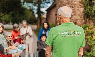 Zahlreiche Bürgerinnen und Bürger haben sich bereits gemeldet, um 2023 Gäste durch Höxter und über das Landesgartenschau-Gelände zu führen. Weiterhin werden Gästeführer gesucht. - www.claudiawarneke.de Zahlreiche Bürgerinnen und Bürger haben sich bereits gemeldet, um 2023 Gäste durch Höxter und über das Landesgartenschau-Gelände zu führen. Weiterhin werden Gästeführer gesucht. - www.claudiawarneke.de