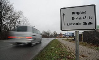 Die General-Bishop-Straße soll auch eine Fahrbahndecke bekommen. Da in diesem Bereich neues Industrieland entwickelt wird und neue Arbeitsplätze entstehen, hatte die SPD auch im Hauptausschuss den Radweg-Neubau und den baldigen Baubeginn mitgetragen. - Joern Spreen-Ledebur Die General-Bishop-Straße soll auch eine Fahrbahndecke bekommen. Da in diesem Bereich neues Industrieland entwickelt wird und neue Arbeitsplätze entstehen, hatte die SPD auch im Hauptausschuss den Radweg-Neubau und den baldigen Baubeginn mitgetragen. - Joern Spreen-Ledebur
