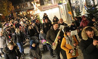Beim Laternenumzug waren rund 100 Menschen in der Fußgängerzone unterwegs. - Jan-Henrik Gerdener Beim Laternenumzug waren rund 100 Menschen in der Fußgängerzone unterwegs. - Jan-Henrik Gerdener