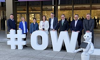 Netzwerker in Paderborn: Rainer Vidal (Digital-Büro OWL, v. l.), Christiane Boschin-Heinz (Digital-Chefin Paderborn), Cathrin Wesch-Potente (Böllhoff), Anna Katharina Böllhoff (Regierungspräsidentin), Wolfgang Marquardt (OWL GmbH), Michael Dreier (Paderborner Bürgermeister), Björn Böker (Geschäftsführer OWL GmbH) und Jochen Viehoff (Heinz-Nixdorf-Museumsforum). - Martin Krause Netzwerker in Paderborn: Rainer Vidal (Digital-Büro OWL, v. l.), Christiane Boschin-Heinz (Digital-Chefin Paderborn), Cathrin Wesch-Potente (Böllhoff), Anna Katharina Böllhoff (Regierungspräsidentin), Wolfgang Marquardt (OWL GmbH), Michael Dreier (Paderborner Bürgermeister), Björn Böker (Geschäftsführer OWL GmbH) und Jochen Viehoff (Heinz-Nixdorf-Museumsforum). - Martin Krause