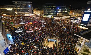Blick auf die Rekord-Demo: Deutlich mehr als 25.000 Menschen versammelten sich am Dienstag auf dem Jahnplatz und in den angrenzenden Straßen. Die Abgänge zum Jahnplatz-Forum mussten aus Sicherheitsgründen noch kurzfristig gesperrt werden. - Andreas Zobe Blick auf die Rekord-Demo: Deutlich mehr als 25.000 Menschen versammelten sich am Dienstag auf dem Jahnplatz und in den angrenzenden Straßen. Die Abgänge zum Jahnplatz-Forum mussten aus Sicherheitsgründen noch kurzfristig gesperrt werden. - Andreas Zobe