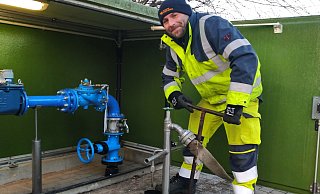 Jeden Tag spülen die Stadtwerke-Mitarbeitenden das Trinkwassernetz derzeit an verschiedenen Stellen für rund eine Stunde Foto: - Stadtwerke Minden Jeden Tag spülen die Stadtwerke-Mitarbeitenden das Trinkwassernetz derzeit an verschiedenen Stellen für rund eine Stunde Foto: - Stadtwerke Minden