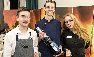 Tim Schmitz (l.) , Maksim Nestroy und Marie Scharminske freuen sich über ihren Erfolg. Die nächste Runde des Wettbewerbs ist im Juni in Meschede. - Jörg Dieckmann - www.dieckmann-fotodesign.de Tim Schmitz (l.) , Maksim Nestroy und Marie Scharminske freuen sich über ihren Erfolg. Die nächste Runde des Wettbewerbs ist im Juni in Meschede. - Jörg Dieckmann - www.dieckmann-fotodesign.de