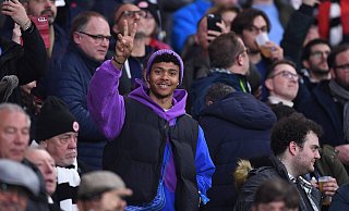 Niklas Sommer hat bei öffentlichen Auftritten kaum eine ruhige Minute, denn für zigtausende Teenager ist er ein Streaming-Star. Für Arminia Bielefeld könnte er bald als Rechtsverteidiger auflaufen. - IMAGO/Revierfoto Niklas Sommer hat bei öffentlichen Auftritten kaum eine ruhige Minute, denn für zigtausende Teenager ist er ein Streaming-Star. Für Arminia Bielefeld könnte er bald als Rechtsverteidiger auflaufen. - IMAGO/Revierfoto