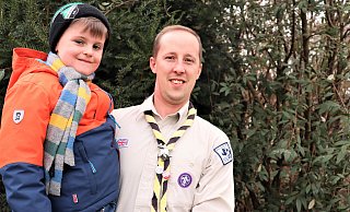 Robin Tough mit seinem Sohn James, der auf jeden Fall bei den Pfadfindern mitmachen wird. Die Uniform, die sein Vater trägt, stammt noch aus dessen früheren Pfadfindertagen. - Meiko Haselhorst Robin Tough mit seinem Sohn James, der auf jeden Fall bei den Pfadfindern mitmachen wird. Die Uniform, die sein Vater trägt, stammt noch aus dessen früheren Pfadfindertagen. - Meiko Haselhorst