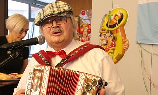 Büttenredner Frank-Ulrich Strauß hält den Politikern den Spiegel vor. - Burkhard Battran Büttenredner Frank-Ulrich Strauß hält den Politikern den Spiegel vor. - Burkhard Battran