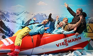 Ein Skibob eignet sich für das fröhliche Erinnerungsfoto für alle Wintersportbegeisterten aus dem Bielefelder Flachland. - Heimo Stefula Ein Skibob eignet sich für das fröhliche Erinnerungsfoto für alle Wintersportbegeisterten aus dem Bielefelder Flachland. - Heimo Stefula