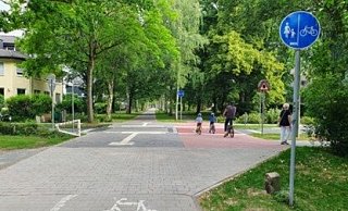 Die Stolbergallee ist sowohl ein beliebter Freizeitweg als auch ein stark frequentierter Abschnitt für den Alltags-Radverkehr zwischen der Innenstadt und Schloß Neuhaus. - Stadt Paderborn Die Stolbergallee ist sowohl ein beliebter Freizeitweg als auch ein stark frequentierter Abschnitt für den Alltags-Radverkehr zwischen der Innenstadt und Schloß Neuhaus. - Stadt Paderborn