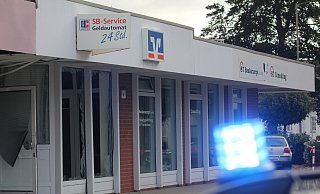 Ein Bild der Zerstörung hinterlassen die Täter auch hier bei der Volksbank in Bad Oeynhausen. - Ulf Hanke Ein Bild der Zerstörung hinterlassen die Täter auch hier bei der Volksbank in Bad Oeynhausen. - Ulf Hanke