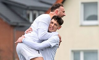 Große Freude: Torschütze Ilja Giesbrecht (r.) und Albert Hasanaj vom SV Löhne-Obernbeck. - Joel Beinke Große Freude: Torschütze Ilja Giesbrecht (r.) und Albert Hasanaj vom SV Löhne-Obernbeck. - Joel Beinke