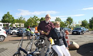 Marie-Luise und Roger Lampe waren mit ihren E-Bikes zum Autogottesdienst gekommen. - Sonja Töbing Marie-Luise und Roger Lampe waren mit ihren E-Bikes zum Autogottesdienst gekommen. - Sonja Töbing