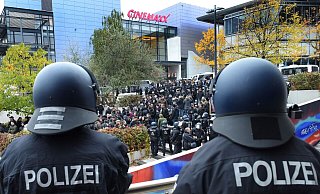 Mehr als 300 Fans des St. Pauli wurden am 4. November 2018 von der Polizei hinterm Hauptbahnhof festgehalten. Einige von 12.45 bis nach 18.30 Uhr. - BARBARA FRANKE Mehr als 300 Fans des St. Pauli wurden am 4. November 2018 von der Polizei hinterm Hauptbahnhof festgehalten. Einige von 12.45 bis nach 18.30 Uhr. - BARBARA FRANKE