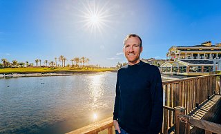 Paderborns Sportchef Benjamin Weber posiert auf dem Gelände des Teamhotels vor einem kleinen See, der zugleich als Wasserhindernis eines Golfplatzes dient. - Besim Mazhiqi Paderborns Sportchef Benjamin Weber posiert auf dem Gelände des Teamhotels vor einem kleinen See, der zugleich als Wasserhindernis eines Golfplatzes dient. - Besim Mazhiqi