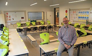 2019/2020 gab es für Marienmünster eine umfassende Modernisierung der Grundschule. Seitdem weiß Schulleiter Nicolay Loges (Foto) seine Schüler und sein Team in einem hervorragenden Lernumfeld. Später gab es dann auch einen neuen Schulhof – da hakt es aber hier und da noch. - Madita Schellenberg 2019/2020 gab es für Marienmünster eine umfassende Modernisierung der Grundschule. Seitdem weiß Schulleiter Nicolay Loges (Foto) seine Schüler und sein Team in einem hervorragenden Lernumfeld. Später gab es dann auch einen neuen Schulhof – da hakt es aber hier und da noch. - Madita Schellenberg