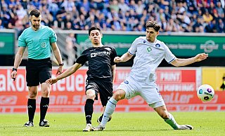 Raphael Obermair, hier im Duell gegen KSC-Stürmer Igor Matanovic (r.), überzeugte in ungewohnter Rolle. - Besim Mazhiqi Raphael Obermair, hier im Duell gegen KSC-Stürmer Igor Matanovic (r.), überzeugte in ungewohnter Rolle. - Besim Mazhiqi