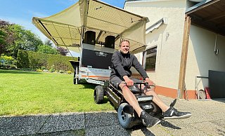 Ein selbstgebautes kleines Elektroauto, das ehemals ein Krankenrollstuhl war, wird den Anhänger bei der Vatertags-Tour von Fabian Graf und seinen Kumpels in diesem Jahr ziehen. Im Winter funktioniert Graf das kleine Gefährt übrigens zum Schneeräumen um. - Natalie Gottwald Ein selbstgebautes kleines Elektroauto, das ehemals ein Krankenrollstuhl war, wird den Anhänger bei der Vatertags-Tour von Fabian Graf und seinen Kumpels in diesem Jahr ziehen. Im Winter funktioniert Graf das kleine Gefährt übrigens zum Schneeräumen um. - Natalie Gottwald