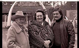 Das Foto stammt aus dem Jahr 1969, also dem Jahr, in dem der Safaripark eröffnet wurde. Es zeigt Robert (v. l.) und Hildegard Wurms mit ihrem Sohn Fritz. - Archiv Safaripark Das Foto stammt aus dem Jahr 1969, also dem Jahr, in dem der Safaripark eröffnet wurde. Es zeigt Robert (v. l.) und Hildegard Wurms mit ihrem Sohn Fritz. - Archiv Safaripark