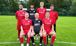 Gadderbaums Zugänge: Can Türk Irmak (hinten v. l.), Achraf El Ayadi, Louis Richter und Trainer Ivan Pacheco. Vorne Kilian Moritz Otte, Jon Wörmann und Mathis Böhrnsen. - svg Gadderbaums Zugänge: Can Türk Irmak (hinten v. l.), Achraf El Ayadi, Louis Richter und Trainer Ivan Pacheco. Vorne Kilian Moritz Otte, Jon Wörmann und Mathis Böhrnsen. - svg