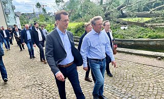 Im Paderquellgebiet ließ sich Ministerpräsident Hendrik Wüst (l.) von Paderborns Bürgermeister Michael Dreier erläutern, wie sich der Tornado am Freitagabend seinen Weg gebahnt hat. Im Hintergrund sind abgesägte und umgestürzte Bäume zu sehen. - Jens Reddeker Im Paderquellgebiet ließ sich Ministerpräsident Hendrik Wüst (l.) von Paderborns Bürgermeister Michael Dreier erläutern, wie sich der Tornado am Freitagabend seinen Weg gebahnt hat. Im Hintergrund sind abgesägte und umgestürzte Bäume zu sehen. - Jens Reddeker