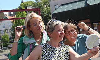 Jutta Keßler-Theil (v.l.), Carola Ritterhoff und Susanne Möllering laden zum Kino auf dem Mathildenplatz ein. - Jan-Henrik Gerdener Jutta Keßler-Theil (v.l.), Carola Ritterhoff und Susanne Möllering laden zum Kino auf dem Mathildenplatz ein. - Jan-Henrik Gerdener