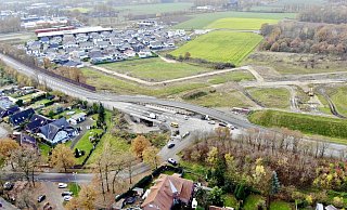 Die Bundesstraße 64 kommt ab Montag wieder ohne den provisorischen Bogen aus. Die neu erstellte Unterführung in Richtung Baugebiet Lerchenweg ist schon sichtbar. - Jens Reddeker Die Bundesstraße 64 kommt ab Montag wieder ohne den provisorischen Bogen aus. Die neu erstellte Unterführung in Richtung Baugebiet Lerchenweg ist schon sichtbar. - Jens Reddeker