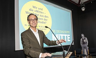 Konfliktforscher Andreas Zick betont, dass demokratiefeindliche Ansichten in Deutschland spürbar ansteigen. Die "Mitte-Studie" habe dafür klare Belege gebracht. - Jörg Dieckmann - wwww.dieckmann-fotodesign.de Konfliktforscher Andreas Zick betont, dass demokratiefeindliche Ansichten in Deutschland spürbar ansteigen. Die "Mitte-Studie" habe dafür klare Belege gebracht. - Jörg Dieckmann - wwww.dieckmann-fotodesign.de