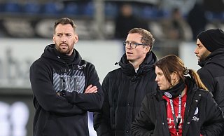 Arminia-Trainer Mitch Kniat (l.) und DSC-Sportchef Michael Mutzel (M.) versuchten, die Heimniederlage gegen Ulm zu erklären. - Oliver Krato Arminia-Trainer Mitch Kniat (l.) und DSC-Sportchef Michael Mutzel (M.) versuchten, die Heimniederlage gegen Ulm zu erklären. - Oliver Krato