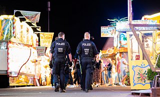 Die Polizei war mit zahlreichen Einsatzkräften auf dem Blasheimer Markt vor Ort. Als sich Security-Beamte näherten, flüchtete der Unbekannte. (Symbolbild) - Noah Wedel Die Polizei war mit zahlreichen Einsatzkräften auf dem Blasheimer Markt vor Ort. Als sich Security-Beamte näherten, flüchtete der Unbekannte. (Symbolbild) - Noah Wedel