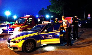 Plötzlich stiegen große Flammen in die Höhe. Feuerwehr und Polizei eilten zu Hilfe. - Symbolfoto: Barbara Franke Plötzlich stiegen große Flammen in die Höhe. Feuerwehr und Polizei eilten zu Hilfe. - Symbolfoto: Barbara Franke