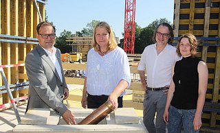 Botschaft im Kupferrohr: Bürgermeister Lars Bökenkröger (CDU, v.l.) versenkt mit Schulleiterin Anke Lehmann, Architekt Karsten Schlattmeier, Dirk Lorenz, Loren Strunk und Projektleiter Rainer Freymuth von der Stadtverwaltung eine Zeitkapsel für die Grundschule Eidinghausen. - Ulf Hanke Botschaft im Kupferrohr: Bürgermeister Lars Bökenkröger (CDU, v.l.) versenkt mit Schulleiterin Anke Lehmann, Architekt Karsten Schlattmeier, Dirk Lorenz, Loren Strunk und Projektleiter Rainer Freymuth von der Stadtverwaltung eine Zeitkapsel für die Grundschule Eidinghausen. - Ulf Hanke